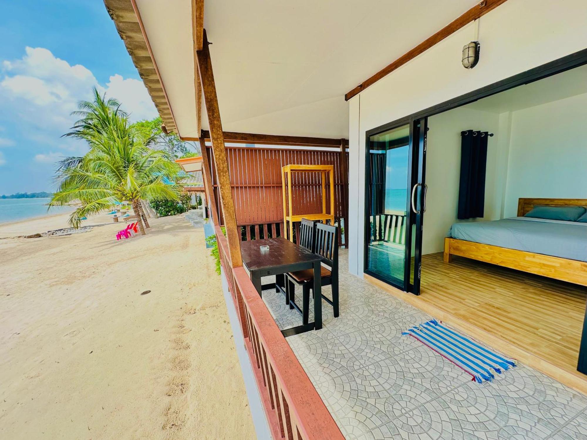 The Scenery Beach Resort Baan Khai Екстериор снимка