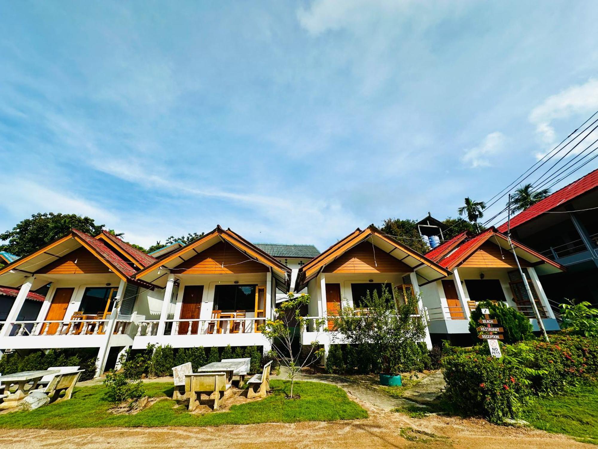 The Scenery Beach Resort Baan Khai Екстериор снимка
