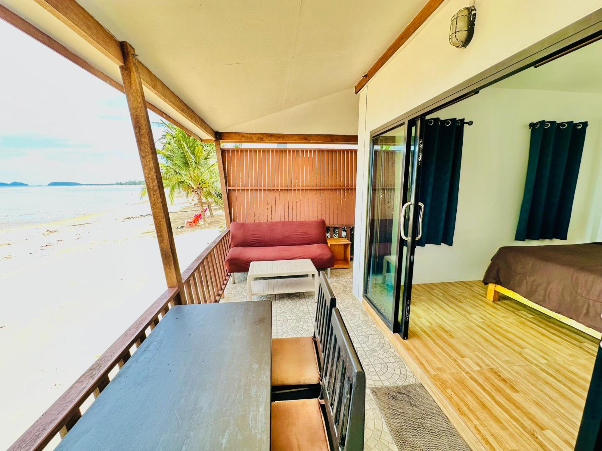 The Scenery Beach Resort Baan Khai Екстериор снимка
